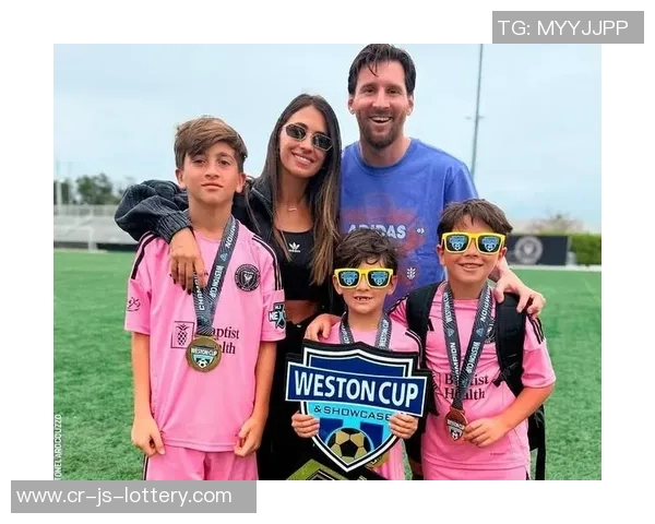 库蒂尼奥为小儿子庆祝生日,一家人身穿他效力过球队的球衣 库蒂尼奥为小儿子庆祝生日,一家人身穿他效力过球队的球衣